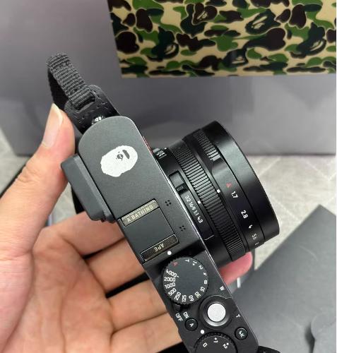 徕卡D-Lux7 A Bathing Ape联名款相机，全球限量版，迷猿人配色，国行正品机器，原价15800买的，有购买记录，包装全套齐全，成色98-99新，用的不多，没有任何质量问题