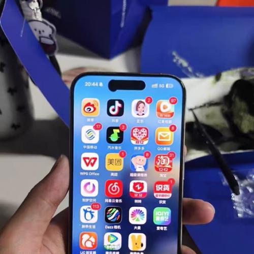 iPhone 15 Pro 128G 原色钛金属国行 换过原装拆机屏幕有彩点 屏幕显示正常，功能全好，面容解锁没问题 系统流畅，拍照清晰，电池健康 原装正品， 便宜出，可小刀 喜欢私聊，细节图可发