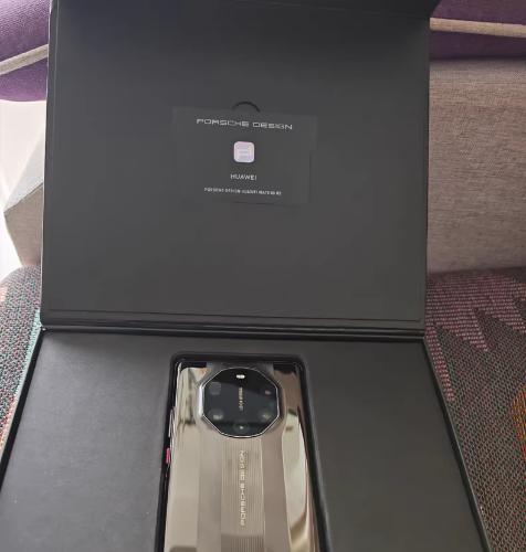 华为mate40rs保时捷设计 8+256，8成新，价格可对比转转。电池健康77，手机屏幕正常使用，有划痕，边框磨损掉漆，具体看图所示。无暗病，没拆过机，无维修。只有原包装盒，充电器和耳机丢失。送华为正品有线耳机和快送充电头一个。二手商品售出不退不换
