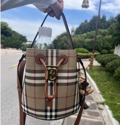 急出闲置牛皮巴宝莉全新bbr格纹小水桶斜挎随便搭配都很好看，|||头层小牛皮，复古优雅 满满的高级感，质量很好，不拆五金膜肩带膜都可以无理由退货 尺寸18.5*16.5cm，全新礼盒和防尘袋都在，追求品质的刘亦菲可以直接拍