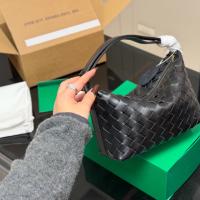 【多色｜顶级实拍】B&V 迷你Wallace饭盒包||| Nappa皮质兼顾柔软有形 可调节的肩带纽扣多种背法 Size：13*20*9.5cm  默认下单无质量问题不退换 拆膜不退换 工厂一线对接 均为实拍图 与图片不符包邮退