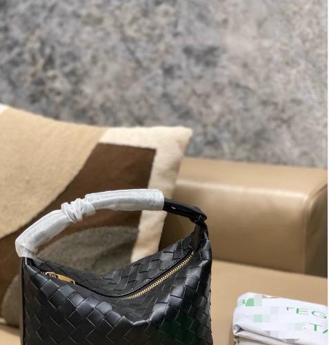 【多色｜顶级实拍】B&V 迷你Wallace饭盒包||| Nappa皮质兼顾柔软有形 可调节的肩带纽扣多种背法 Size：13*20*9.5cm  默认下单无质量问题不退换 拆膜不退换 工厂一线对接 均为实拍图 与图片不符包邮退