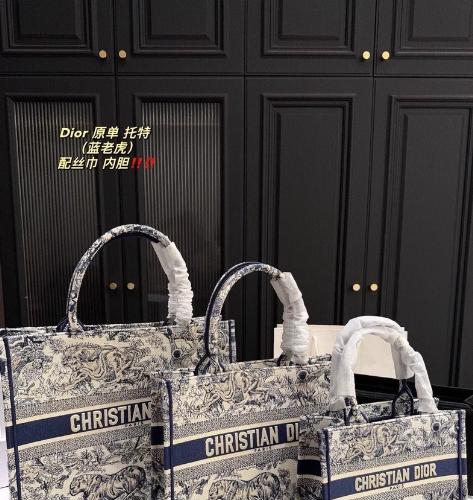 出Dior刺绣托特包！全套包装都有！全新未拆膜，|||包邮！不拆五金膜肩带膜都可以无理由退货！ 大号折叠盒，尺寸41.33 中号折叠盒，尺寸35.27 小号折叠盒，尺寸26.21 迷你折叠盒，尺寸23.15 动物园系列，蓝老虎配色，经典款，字母款，容量大，通勤出街都很实用，送人自用都很合适！