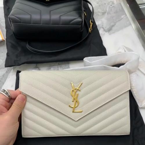 闲置出杨树林全新信封包woc白色金扣 牛皮||| 尺寸：19×11cm 小号经典绗缝工艺 金链条可拆卸 配原装盒子和防尘袋 全新未使用 喜欢的宝子快来低价带走吧！ 经典百搭款 适合各种场合搭配 无论是逛街约会还是通勤都能轻松驾驭！