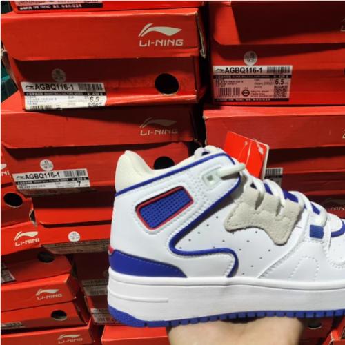 李宁进击系列 女款 白蓝色 中帮 货号:AGBQ116-1 现有尺码:36码 37码 37.5码 38码 39码 全新正品 吊牌原盒都在 合成革材质 减震防滑耐磨 舒适好穿 复古设计 百搭实用 尺码齐全 具体私聊 支持鉴定 假一赔三 同城自提优先 异地包邮