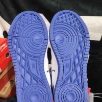 李宁进击系列 女款 白蓝色 中帮 货号:AGBQ116-1 现有尺码:36码 37码 37.5码 38码 39码 全新正品 吊牌原盒都在 合成革材质 减震防滑耐磨 舒适好穿 复古设计 百搭实用 尺码齐全 具体私聊 支持鉴定 假一赔三 同城自提优先 异地包邮