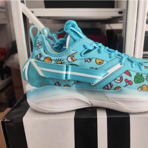 安踏海沃德3代 篮球鞋 湖水蓝配色 43码 270mm 全新正品，带原盒，右脚鞋面轻微氧化可看图7支持鉴定，假一赔三 鞋面卡通图案，氮科技加持，缓震防滑，实战舒适，四季可穿 鞋底干净，无磨损，无破损，成色特别好