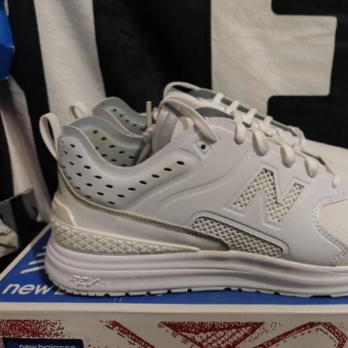 New Balance 1550 白色运动鞋 现有尺码 :43码 42码各一双 正品保证，支持鉴定，假一赔三 鞋面透气，鞋底防滑耐磨，穿着舒适 保存不当，轻微氧化发黄，整体成色还可以，无开胶无破损，细节见图 带原盒，鞋标齐全