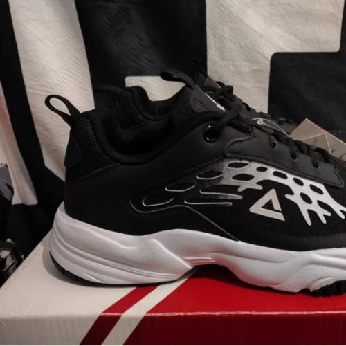 匹克 PEAK 运动鞋 黑白配色 男女同款 现有尺码:35码 36码 37码 全新正品，带吊牌，原盒在 鞋底防滑耐磨，轻便透气，日常休闲跑步都合适 原鞋垫齐全，未穿过，鞋底干净